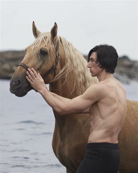 Adam Driver FOTO oggi a torso nudo nella pubblicità .